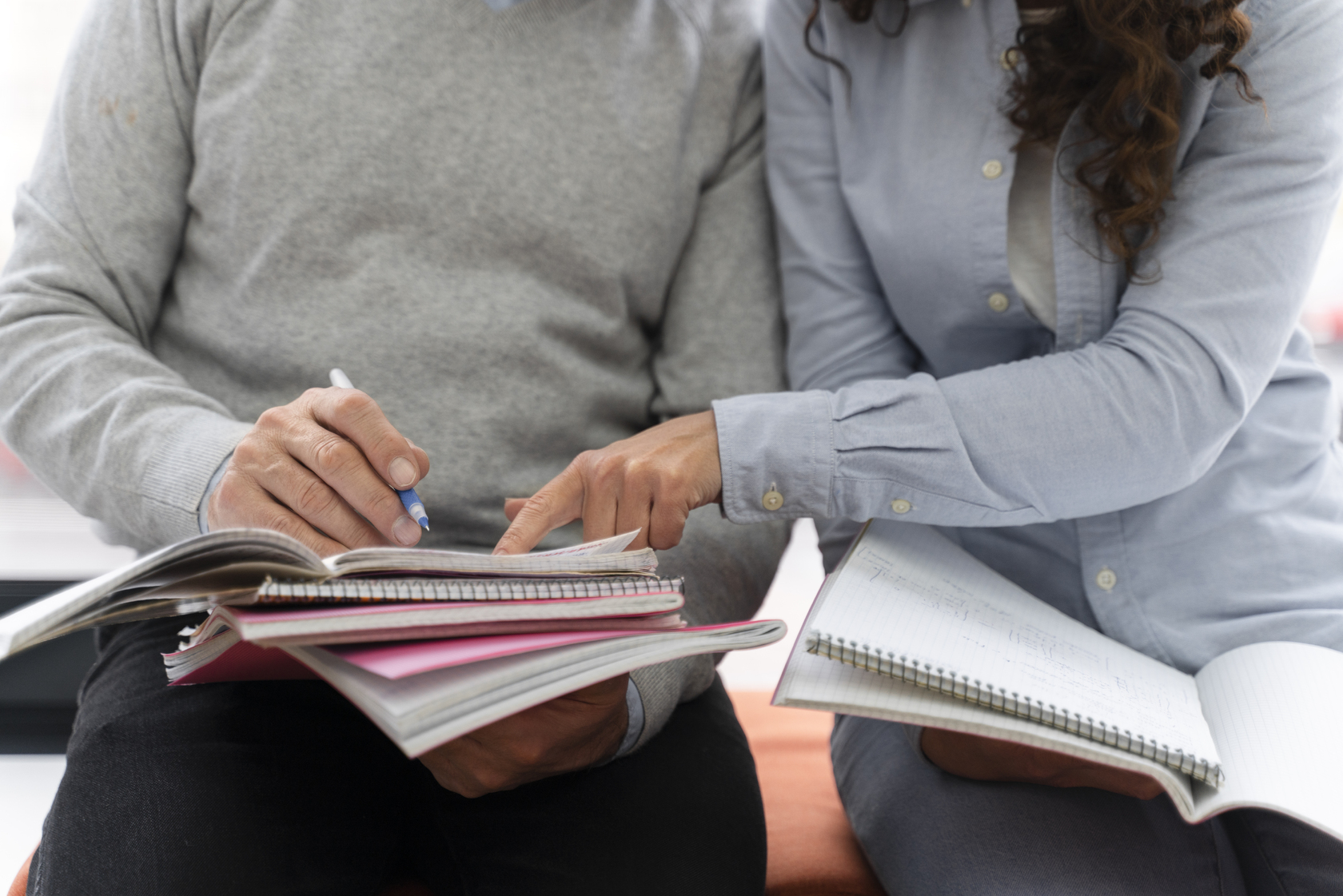 cerrar-personas-con-cuadernos-1