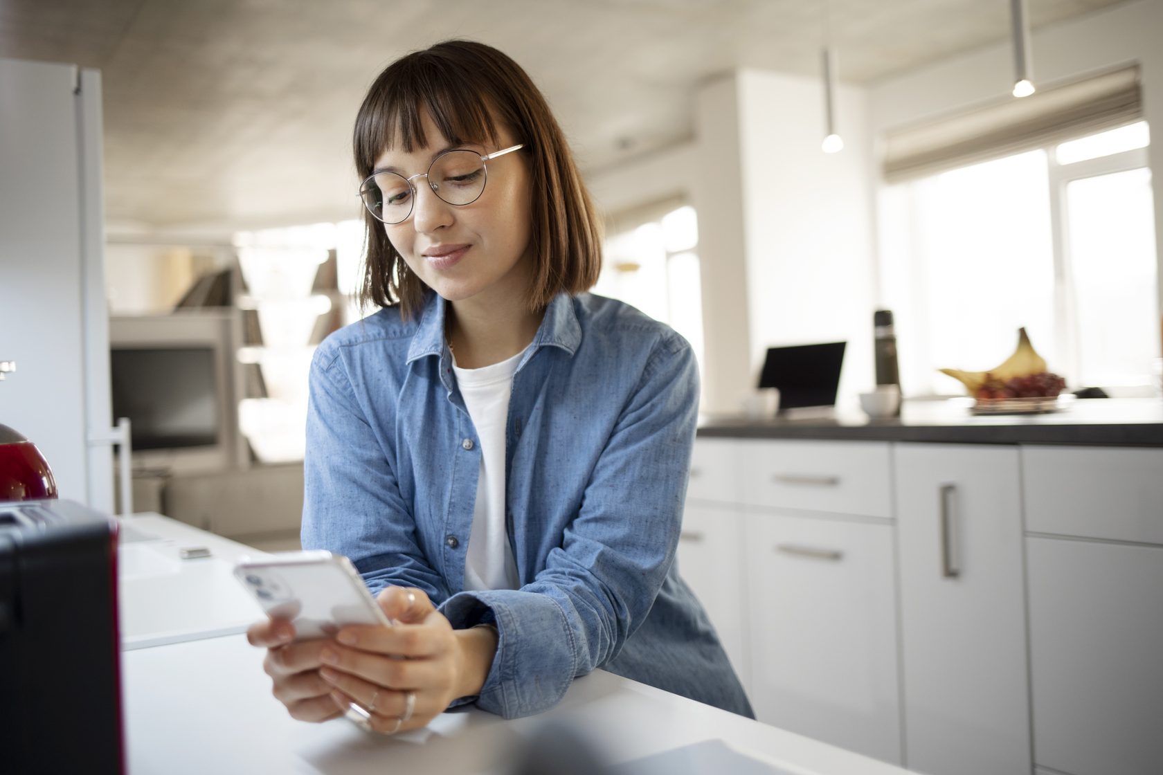mujer-joven-con-tecnologia-casera-1